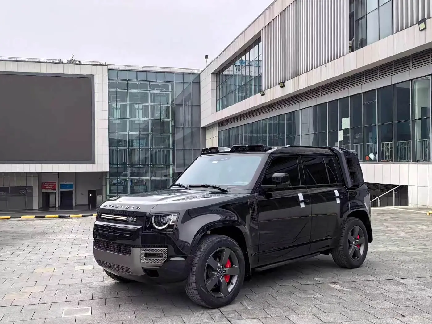 Land Rover Defender 2025 — Фото 1/9