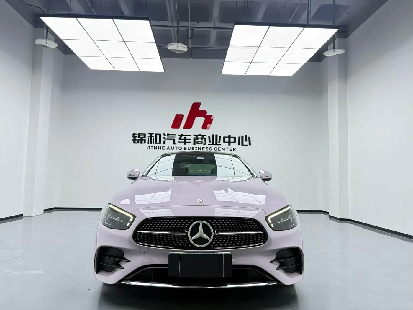 Mercedes-Benz E-Class 2024 — Photo 1/9