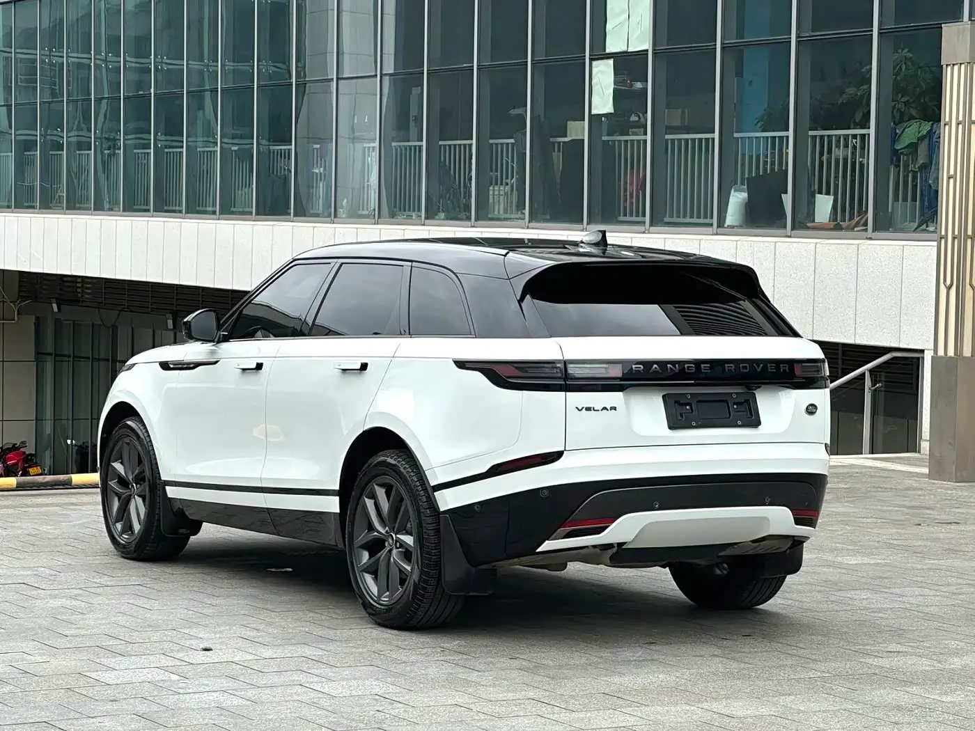 Land Rover Range Rover Velar 2023 — Фото 17/18