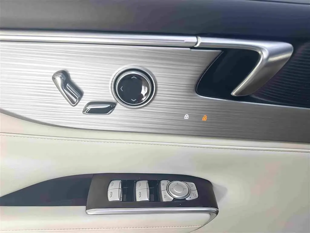 Buick GL8 New Energy 2024 — Фото 16/17