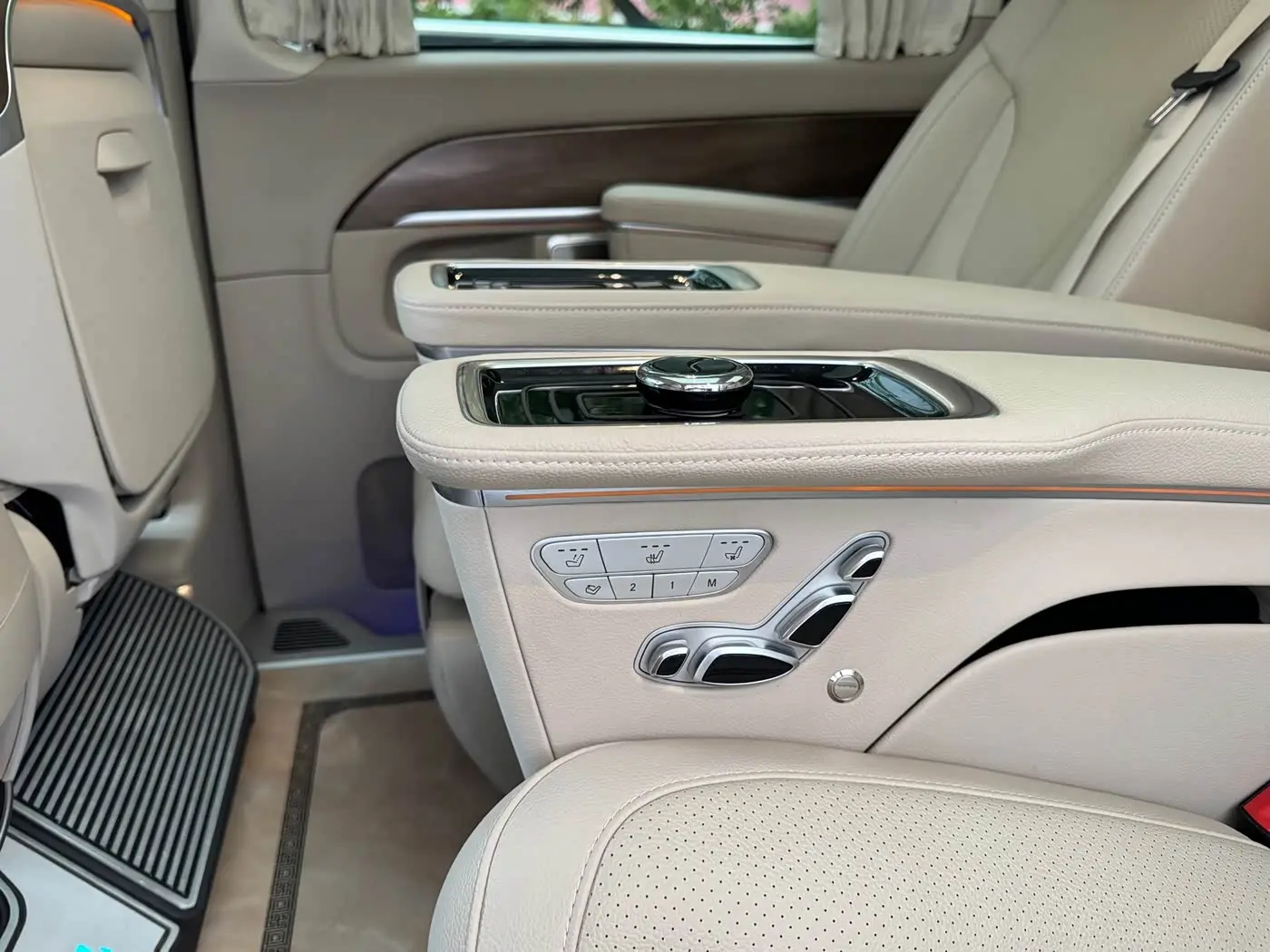 Mercedes-Benz V-Class 2024 — Photo 10/20