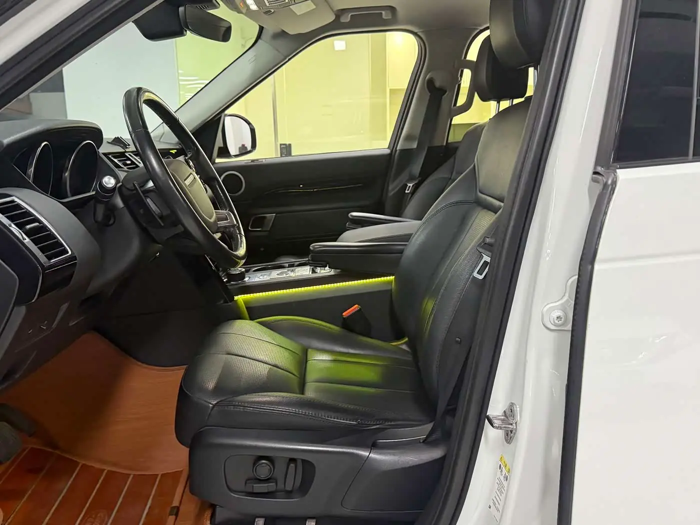 Land Rover Discovery 2019 — Фото 11/19