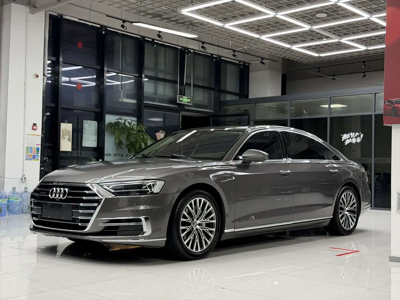 Audi A8 2020 — Фото 1/15