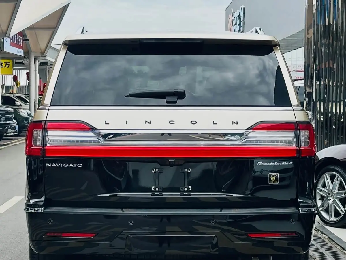 Lincoln Navigator 2021 — ფოტო 3/18