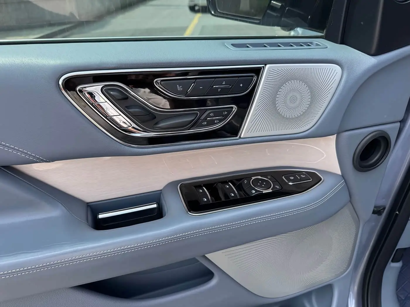 Lincoln Navigator 2022 — Şəkil 8/17
