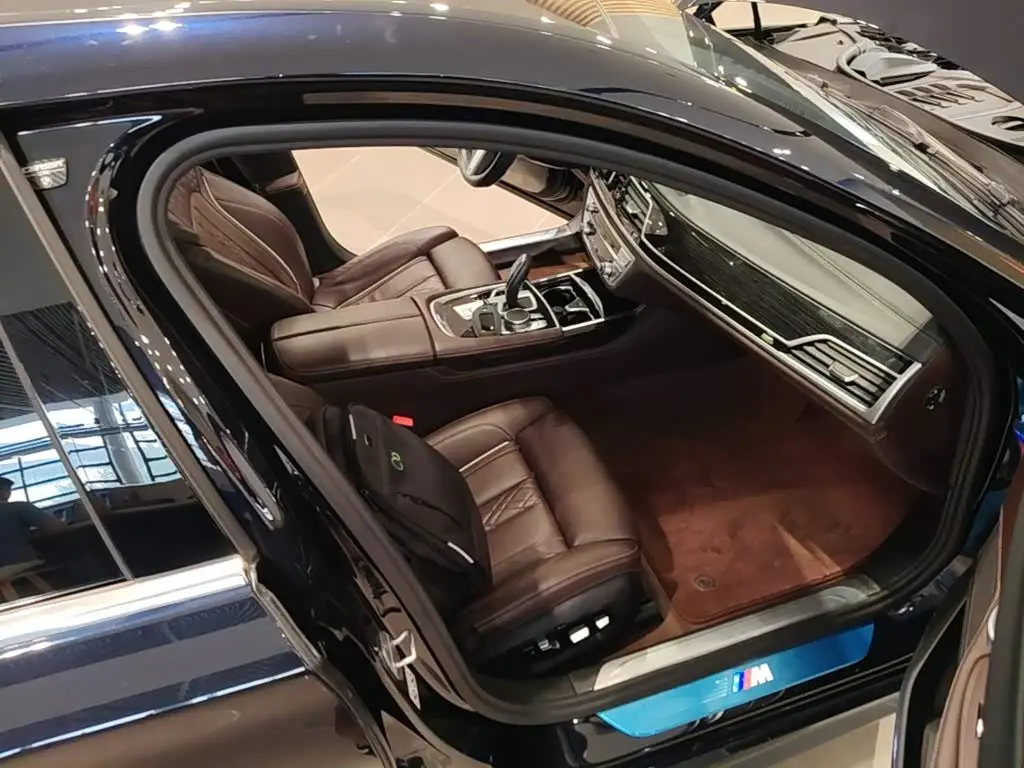 BMW 7 Series 2020 — Фото 9/20