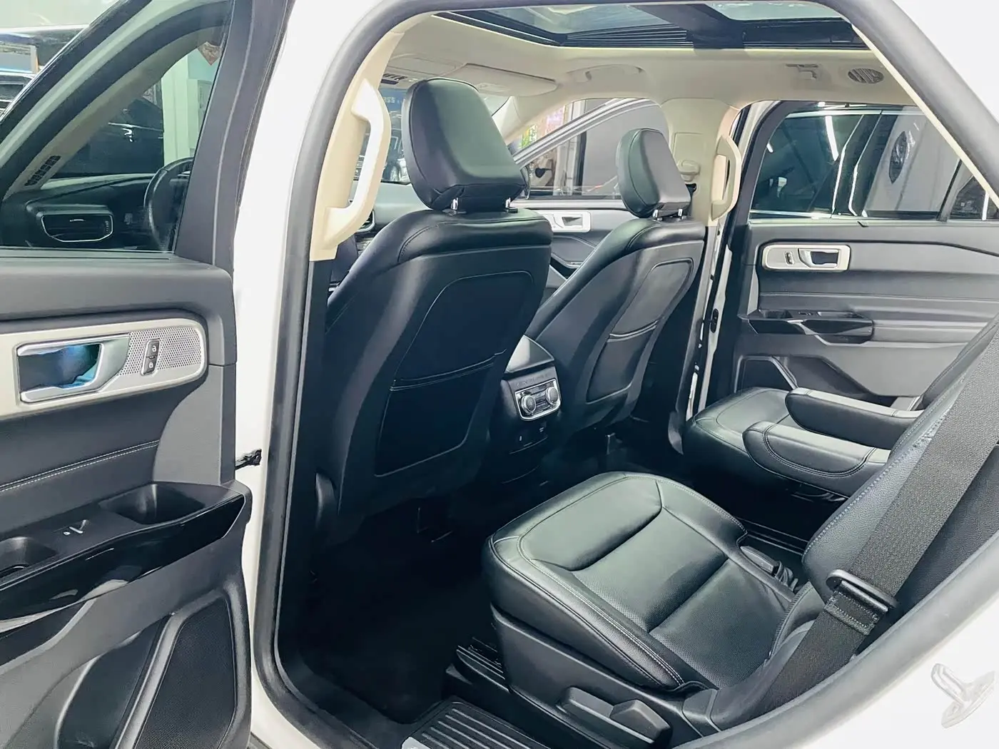 Ford Explorer 2021 — Photo 6/20