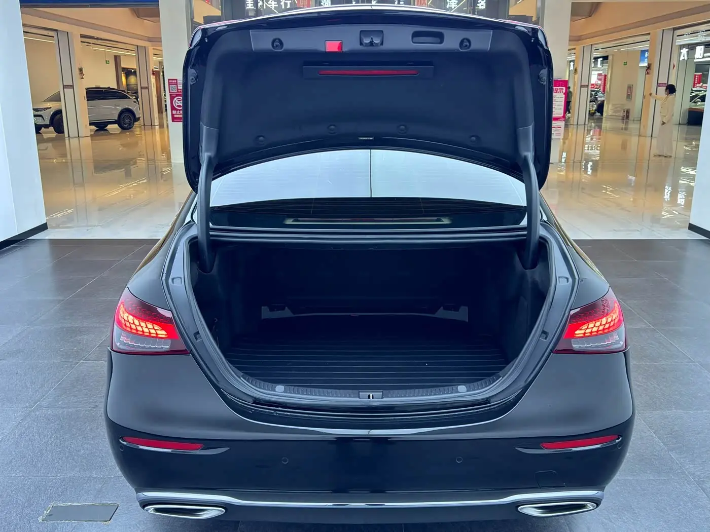 Mercedes-Benz E-Class 2023 — Photo 13/17