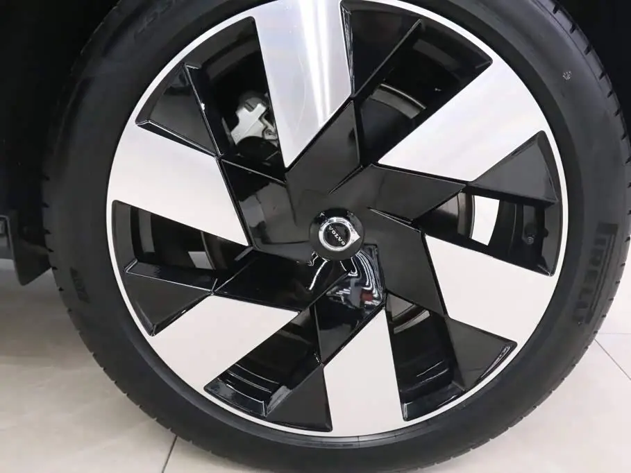 Volvo XC60 Plug-in Hybrid 2024 — Photo 17/19