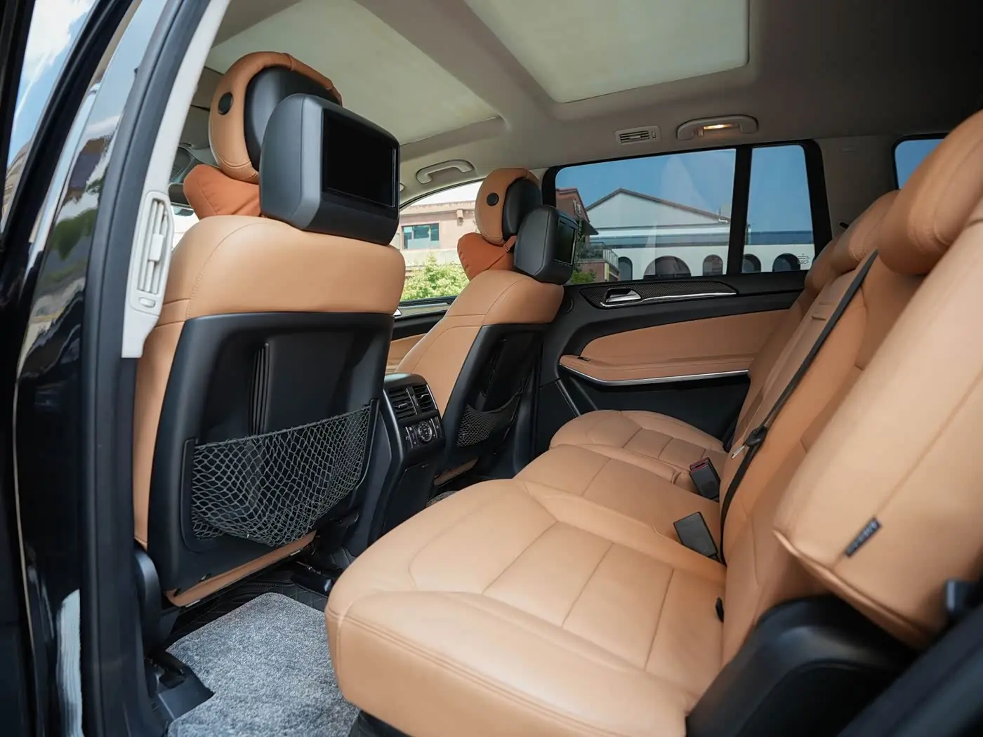 Mercedes-Benz GLS 2016 — Photo 9/20