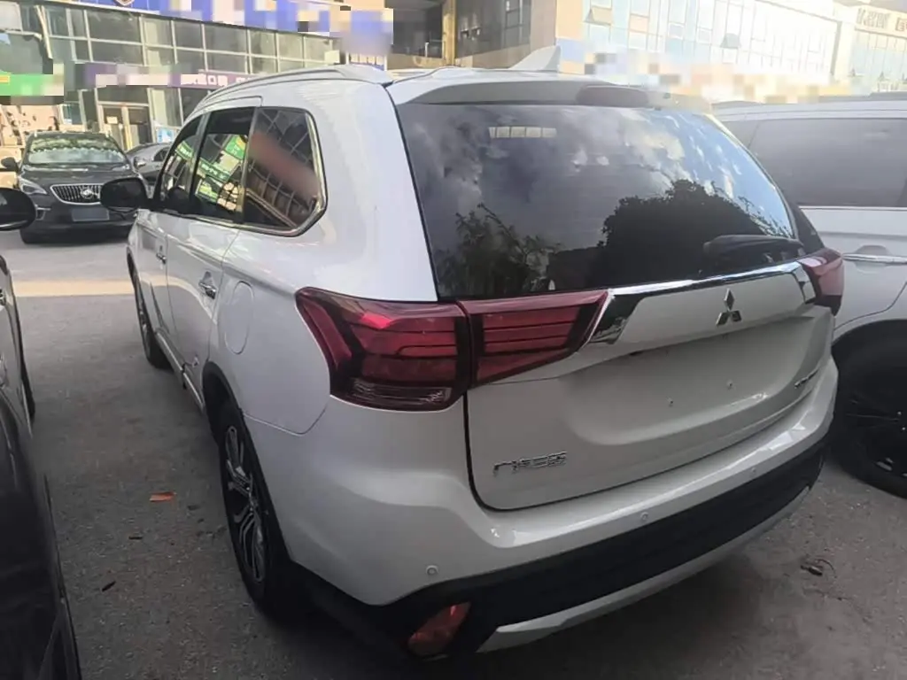 Mitsubishi Outlander 2019 — Photo 5/20