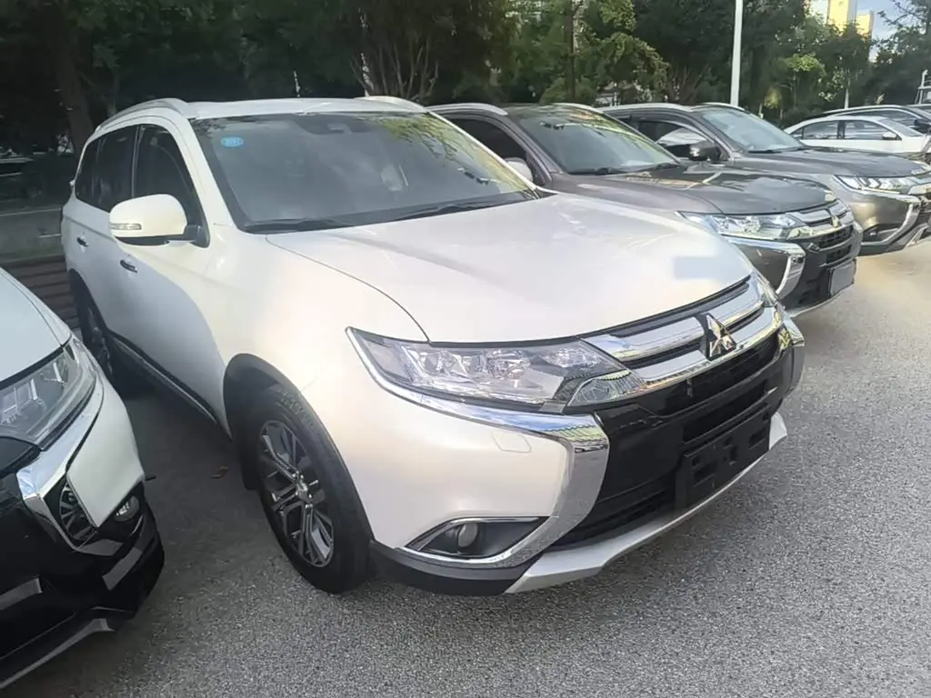 Mitsubishi Outlander 2019 — Photo 4/20
