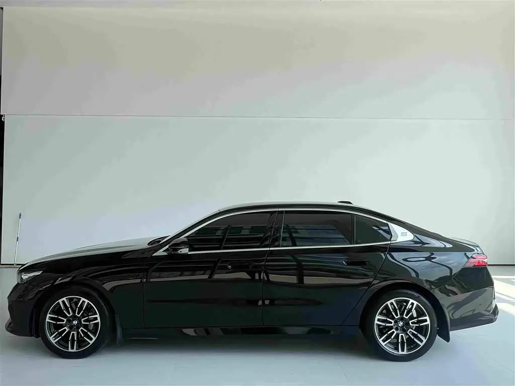 BMW 5 Series 2026 — Фото 16/20