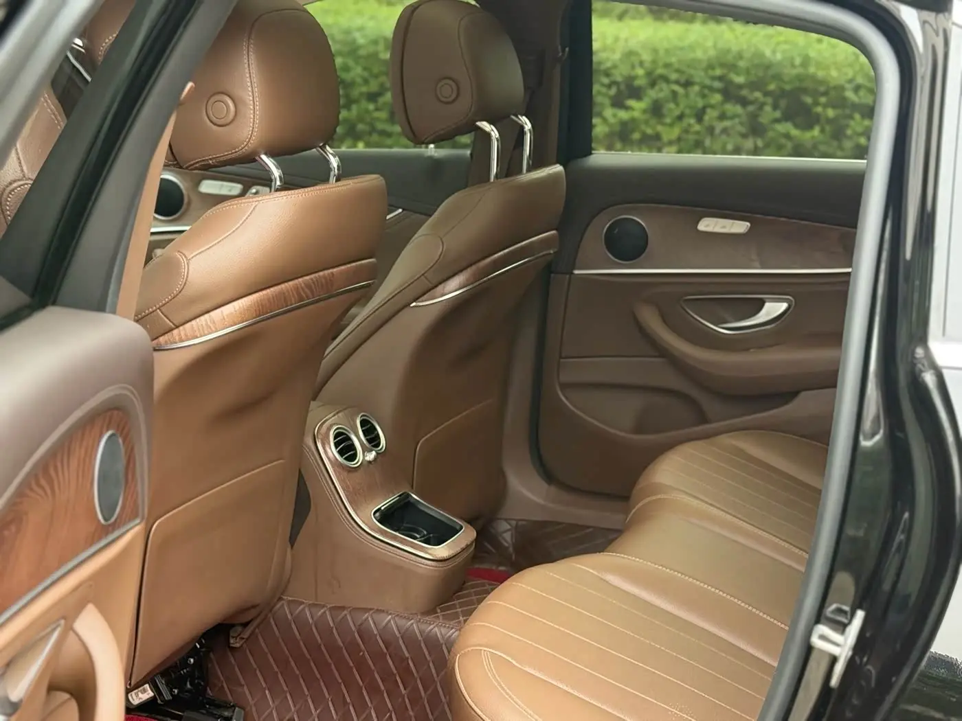 Mercedes-Benz E-Class 2023 — Photo 6/9