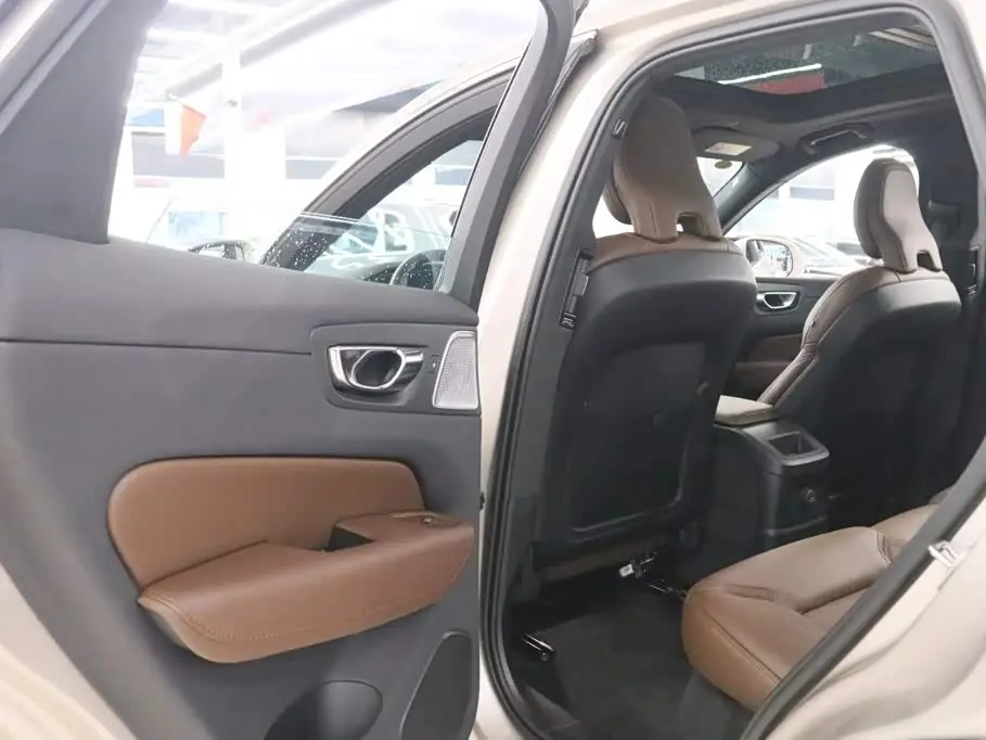 Volvo XC60 Plug-in Hybrid 2024 — Photo 13/19