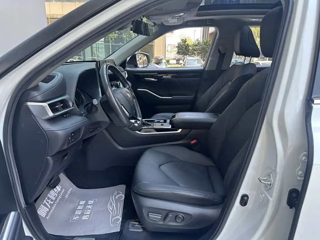 Toyota Highlander 2022 — Photo 11/14