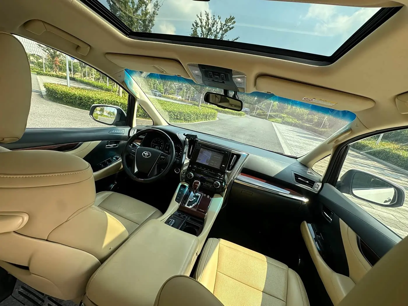 Toyota Alphard 2018 — Photo 12/18