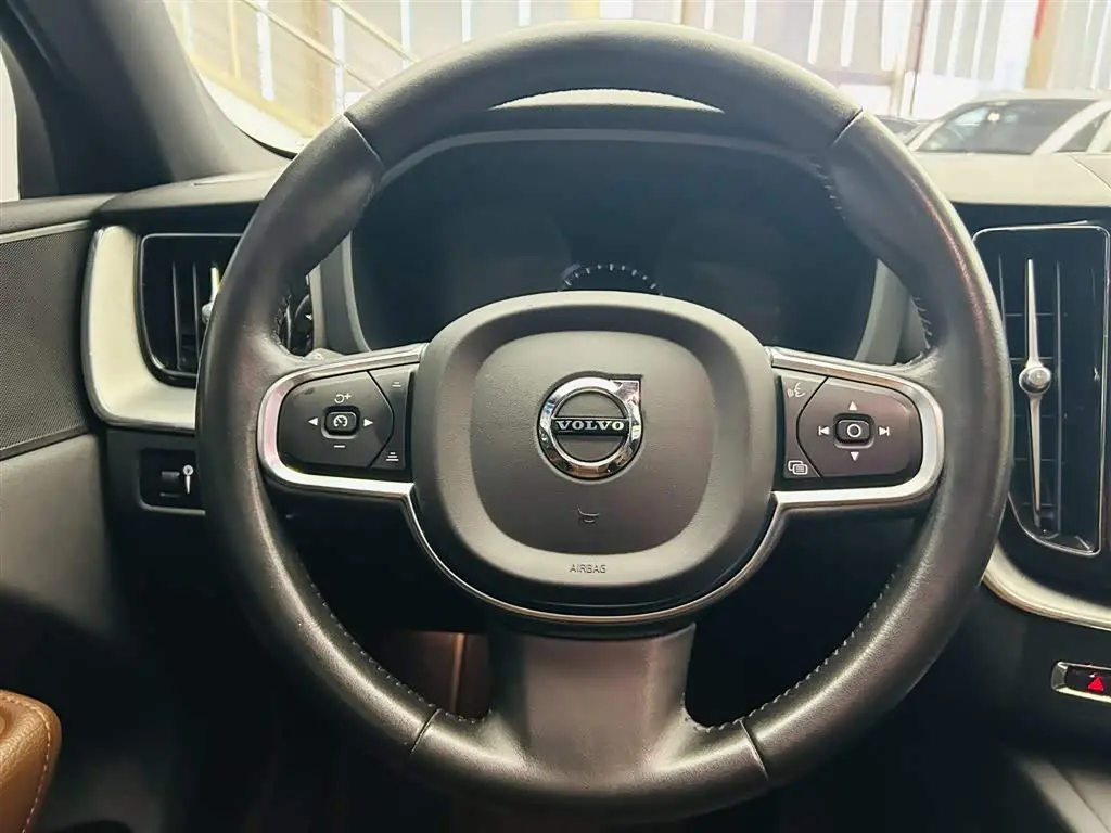 Volvo XC60 2021 — Фото 15/20