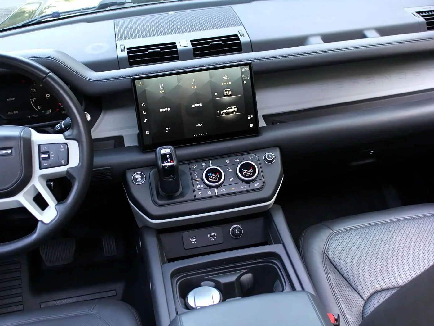 Land Rover Defender 2023 — Photo 16/20