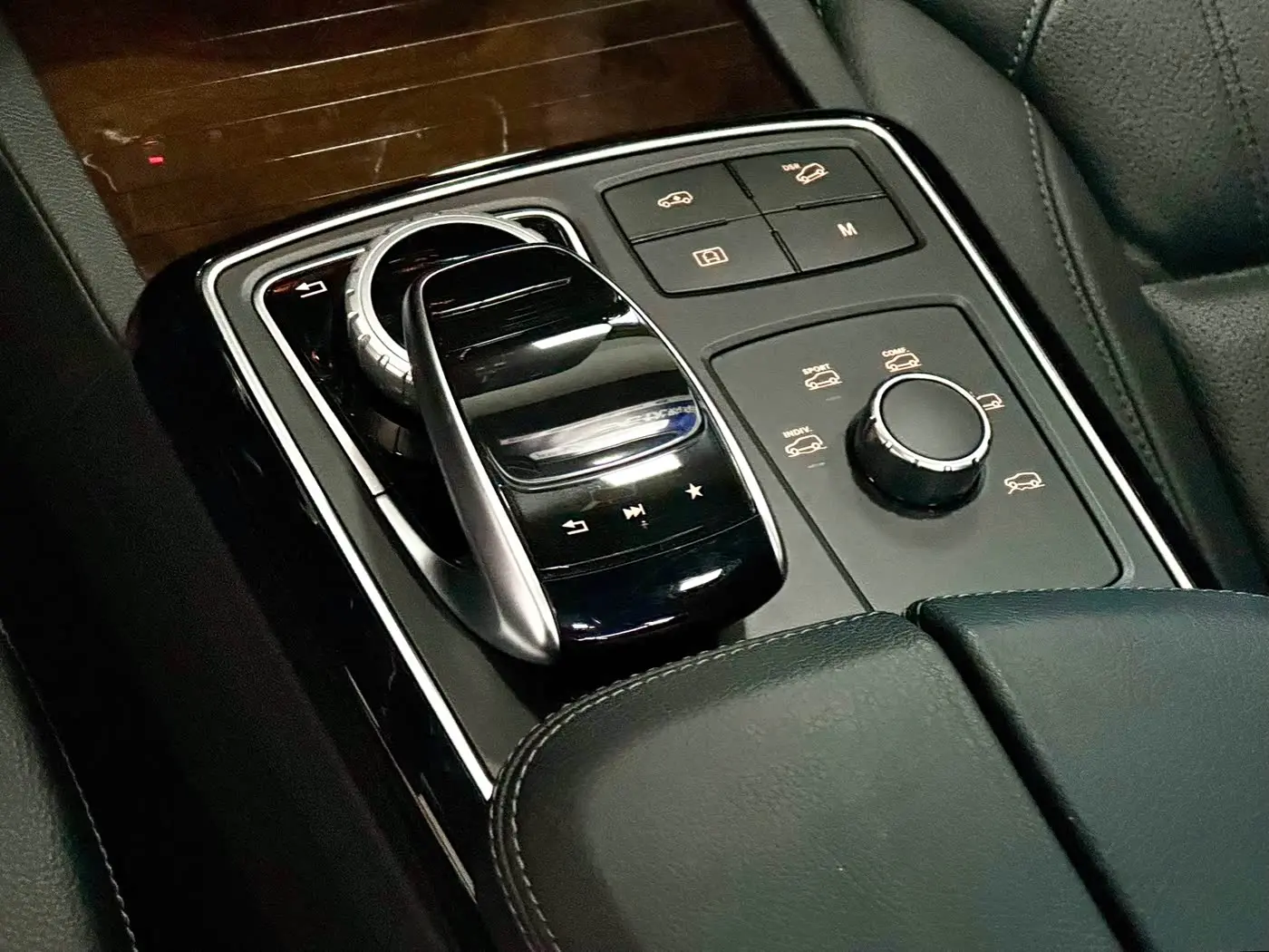 Mercedes-Benz GLS 2017 — Photo 17/20