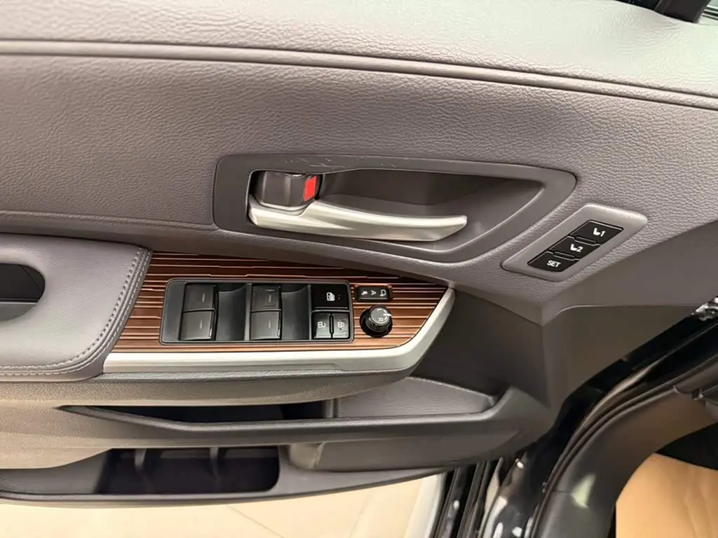 Toyota Granvia 2025 — Photo 17/20