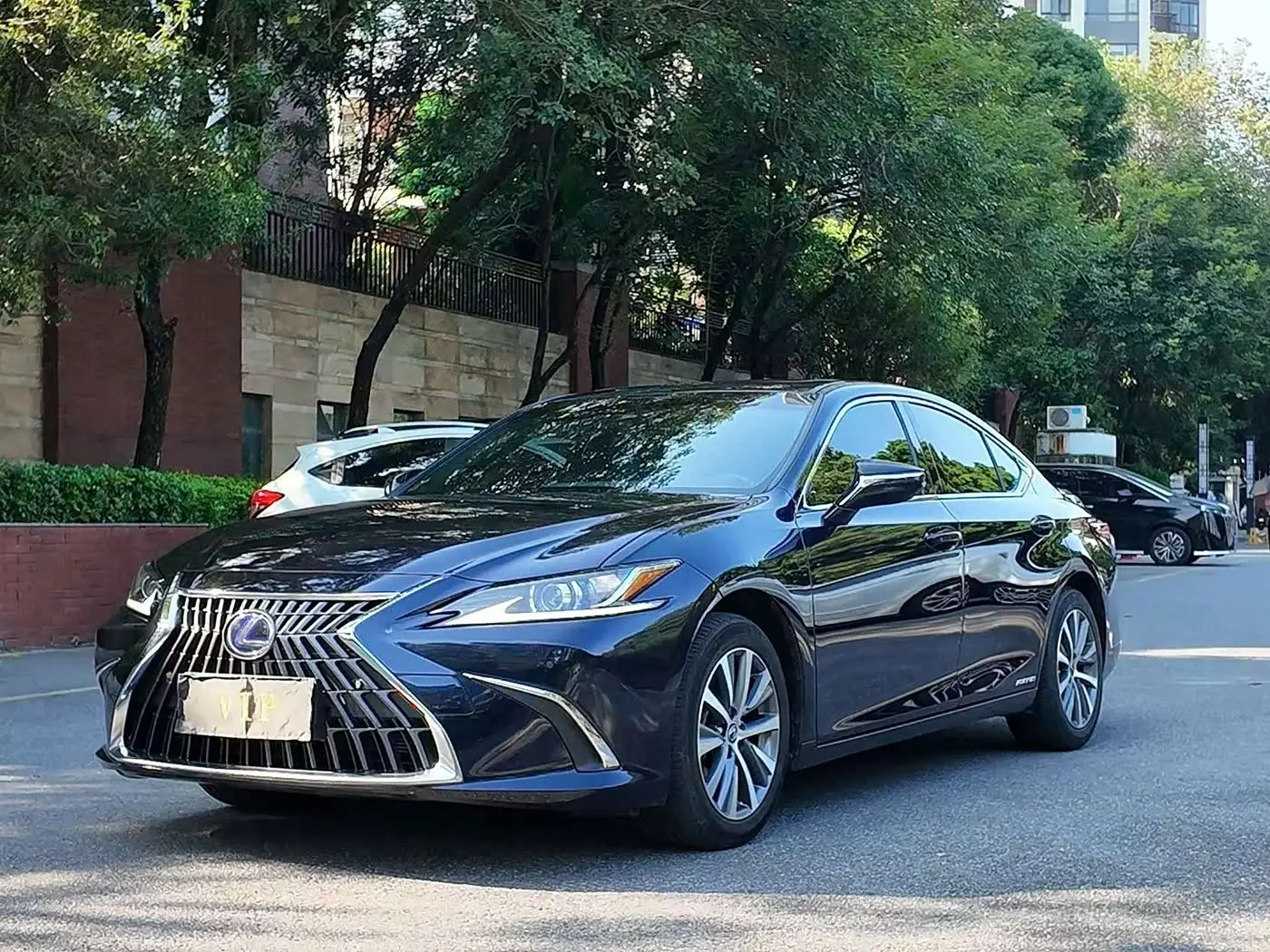 Lexus ES 2021 — Photo 1/16