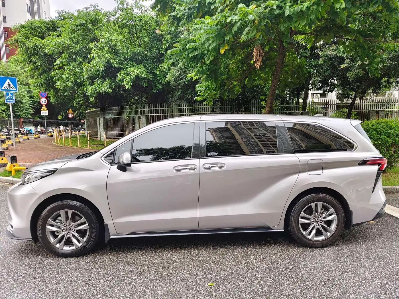 Toyota Sienna 2025 — Photo 7/11