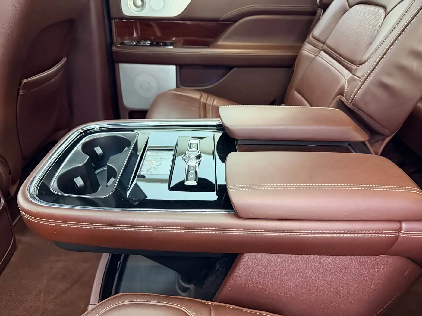 Lincoln Navigator 2018 — Photo 20/20