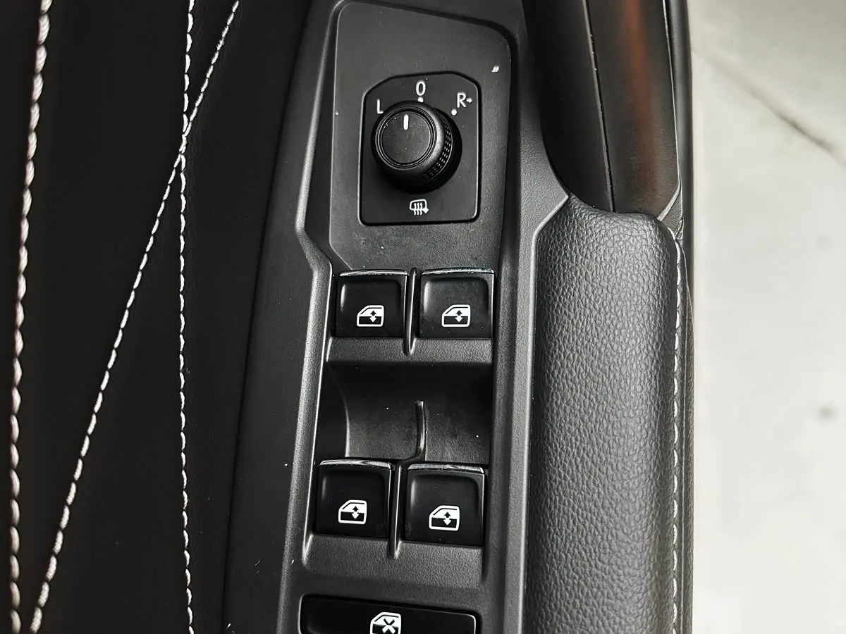 Volkswagen Tiguan L 2022 — Photo 18/20