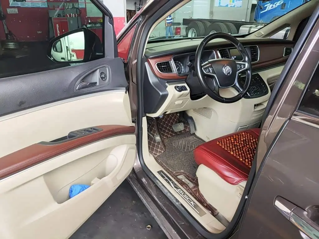 Buick GL8 2017 — Photo 14/20