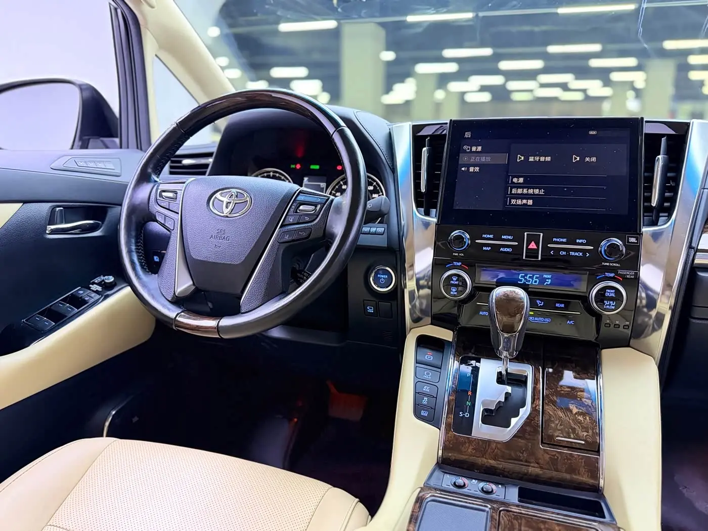 Toyota Alphard 2023 — Photo 11/17