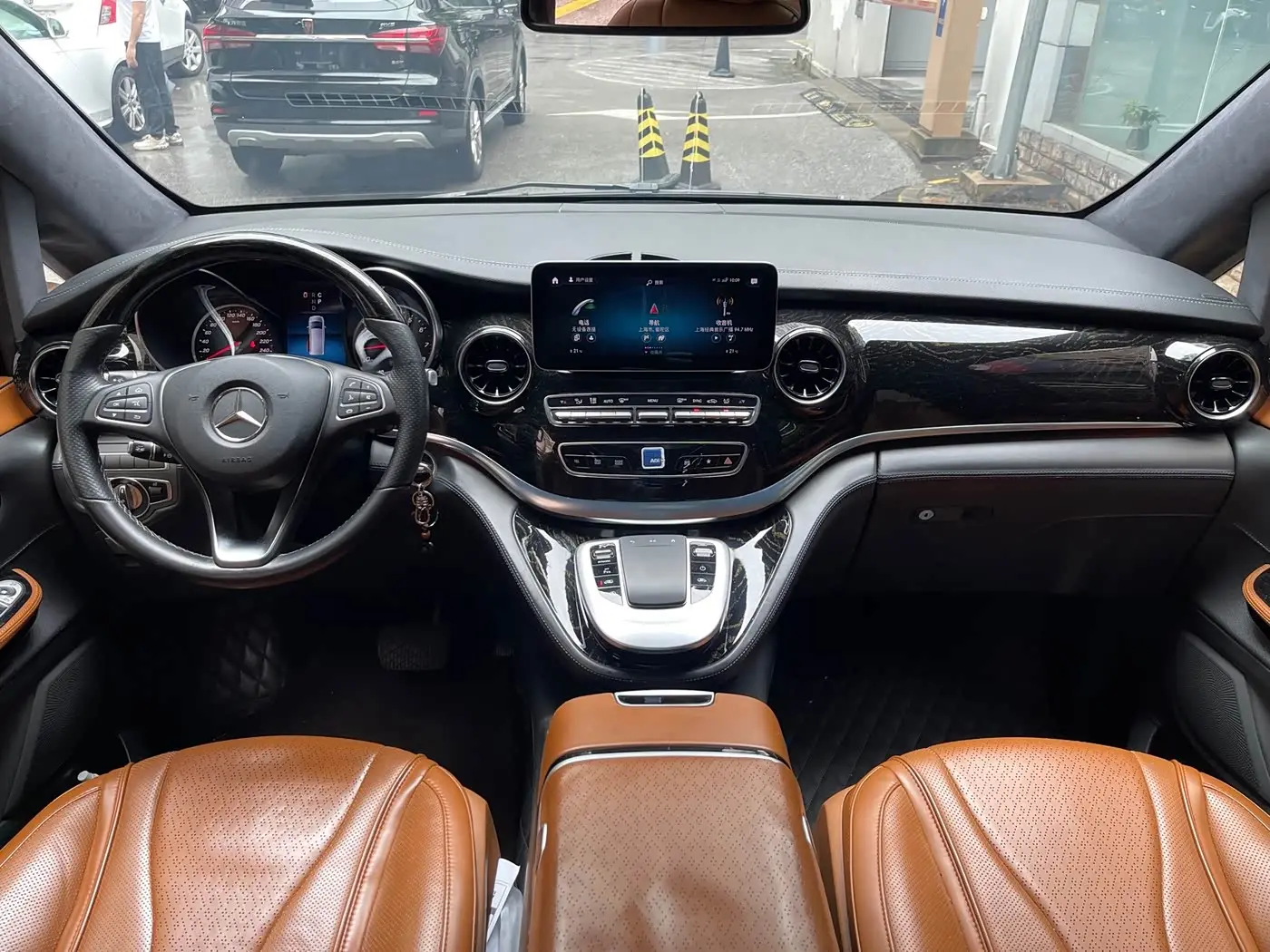 Mercedes-Benz V-Class 2022 — Photo 8/20