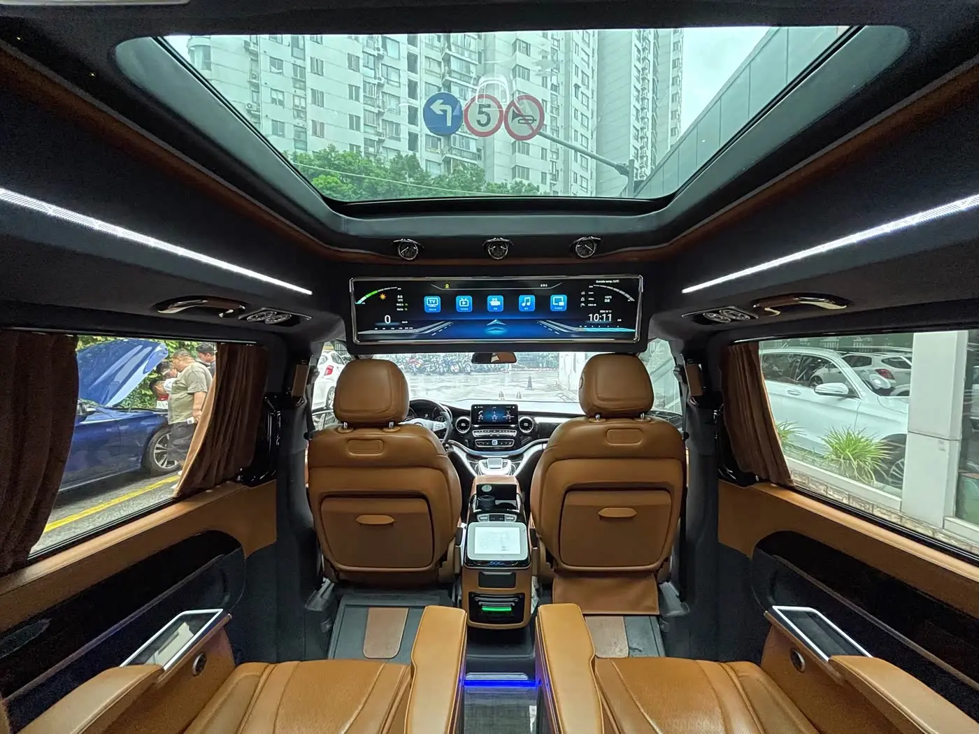Mercedes-Benz V-Class 2022 — Photo 13/20