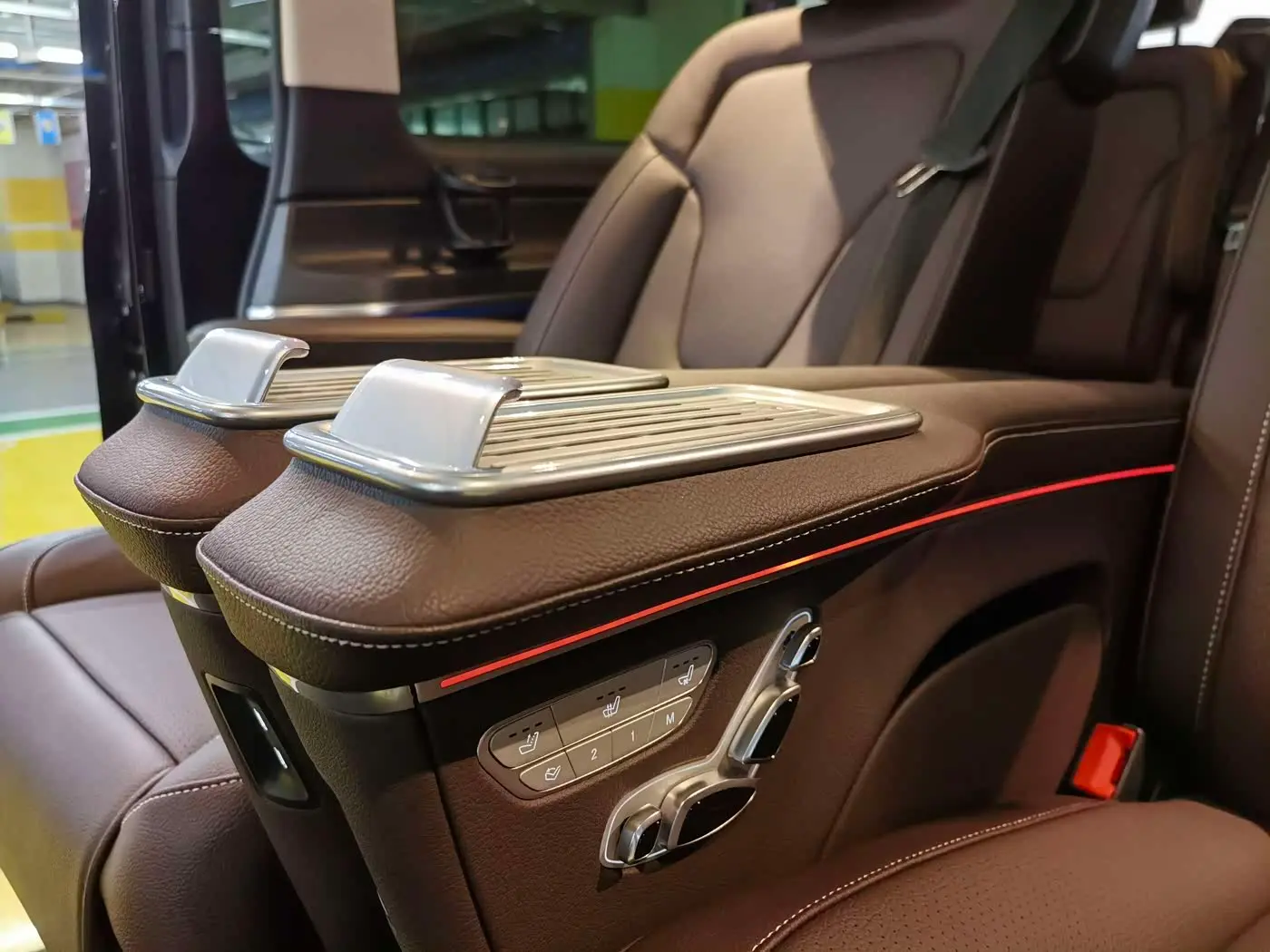 Mercedes-Benz V-Class 2025 — Photo 20/20