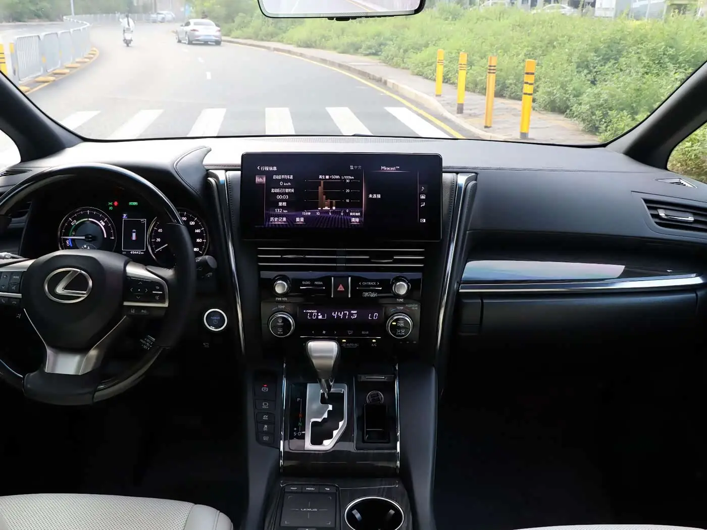 Lexus LM 2022 — Photo 18/20
