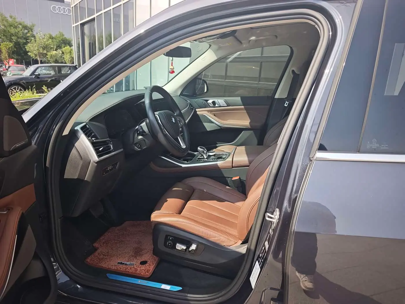 BMW X7 2021 — Фото 10/15