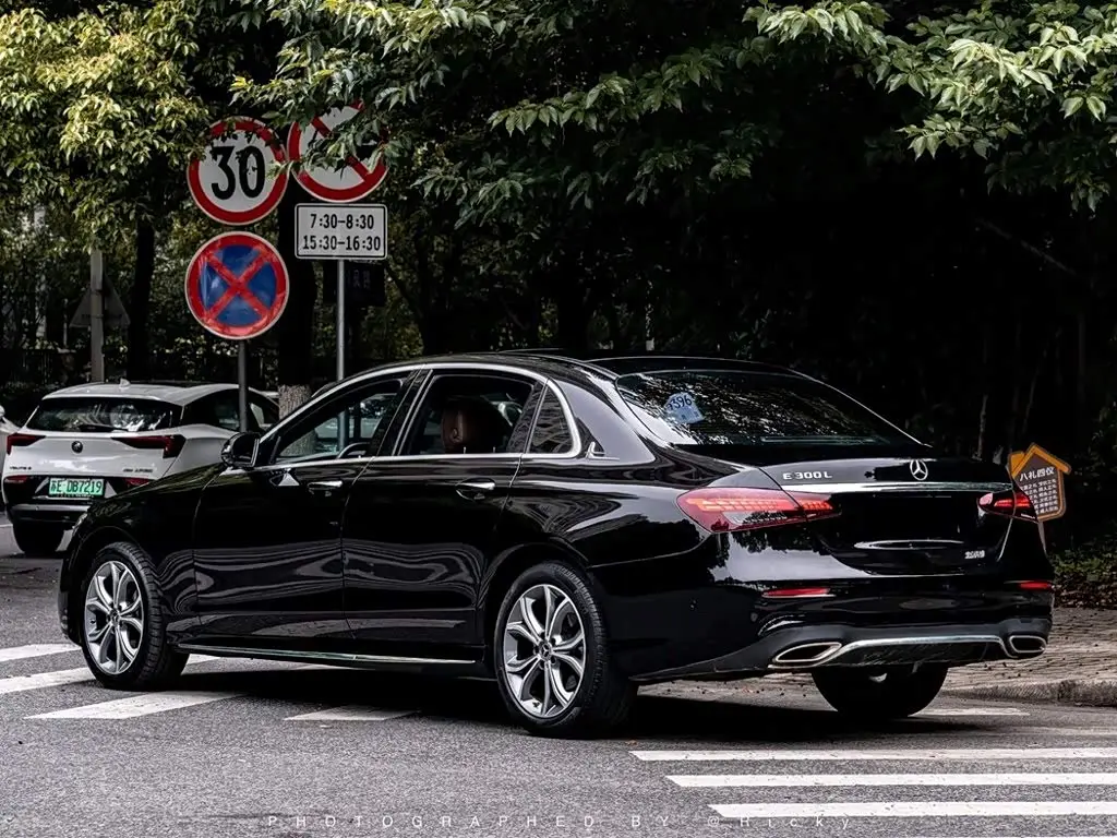 Mercedes-Benz E-Class 2022 — Photo 11/11