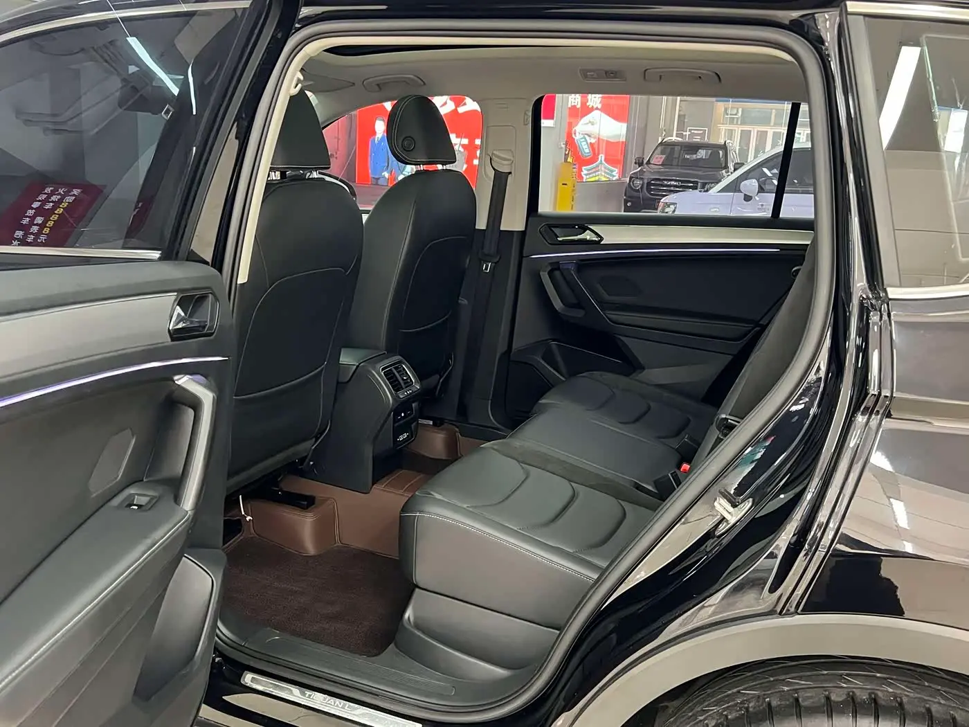 Volkswagen Tiguan L 2021 — Photo 10/18