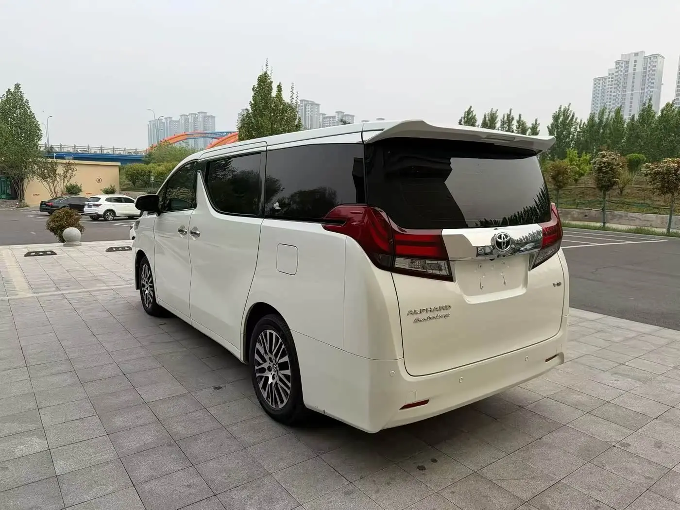 Toyota Alphard 2016 — Photo 6/9