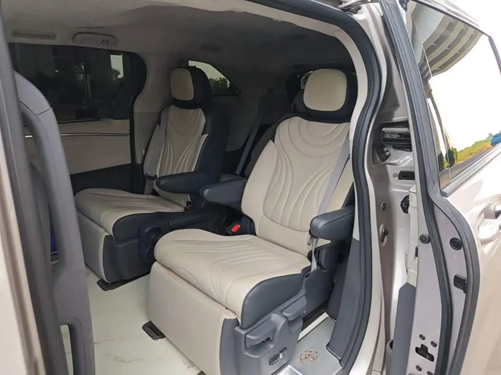 Toyota Sienna 2023 — Фото 17/20
