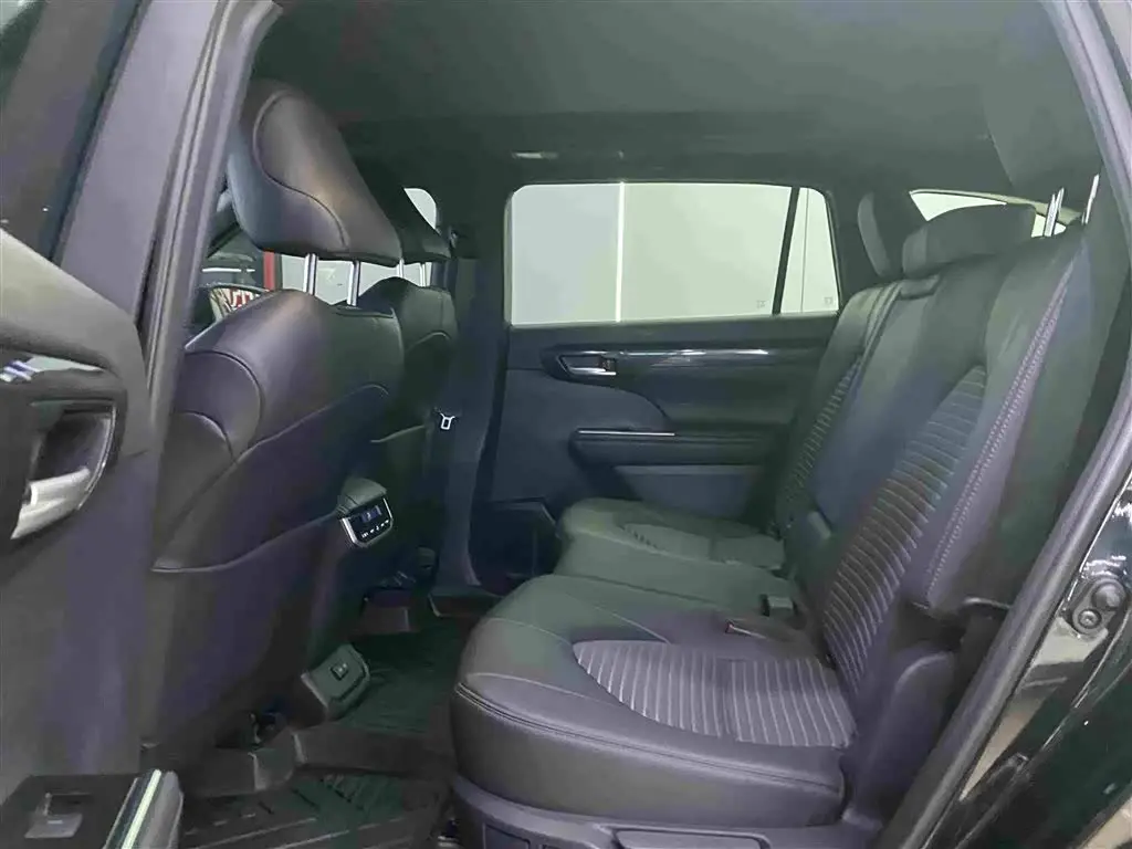 Toyota Crown Kluger 2024 — Photo 6/18