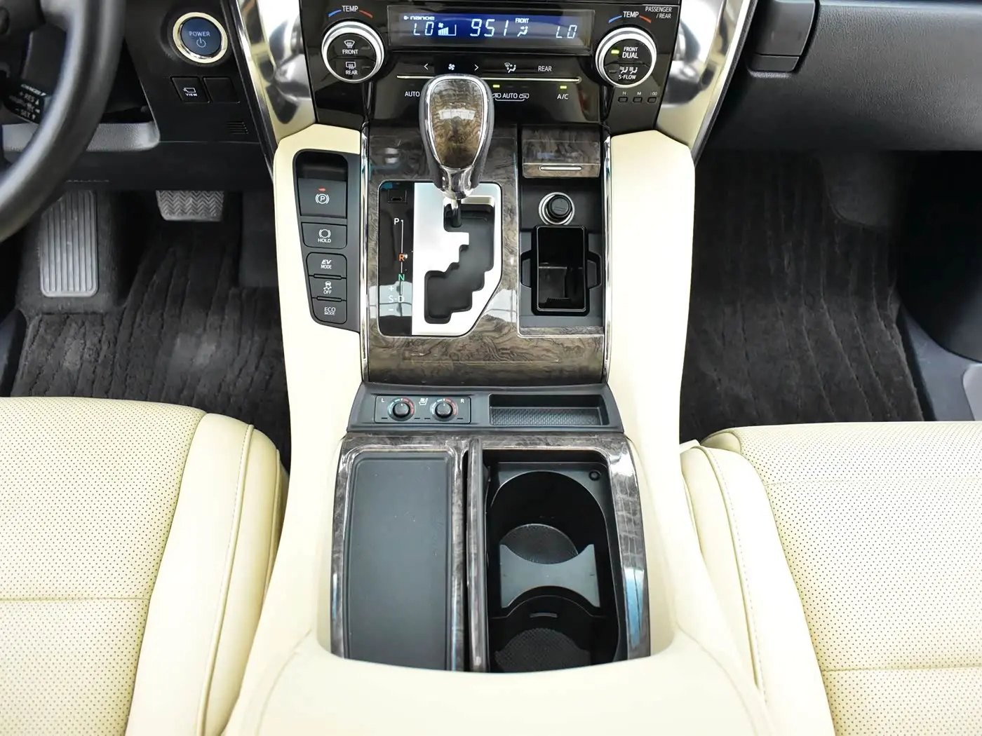 Toyota Vellfire 2021 — Photo 9/20