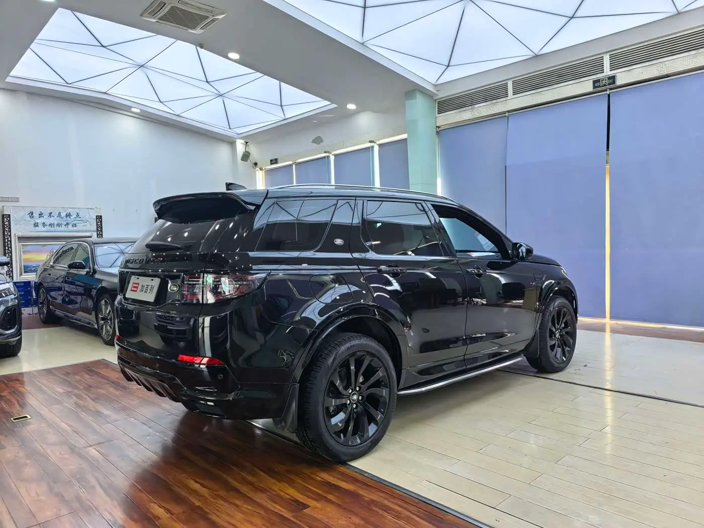 Land Rover Discovery Sport 2023 — Фото 14/16