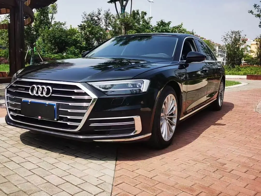 Audi A8 2018 — Фото 1/9
