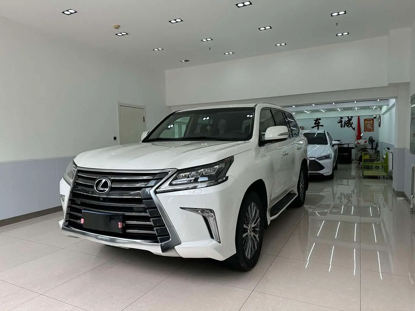 Lexus LX 2018 — Фото 1/20