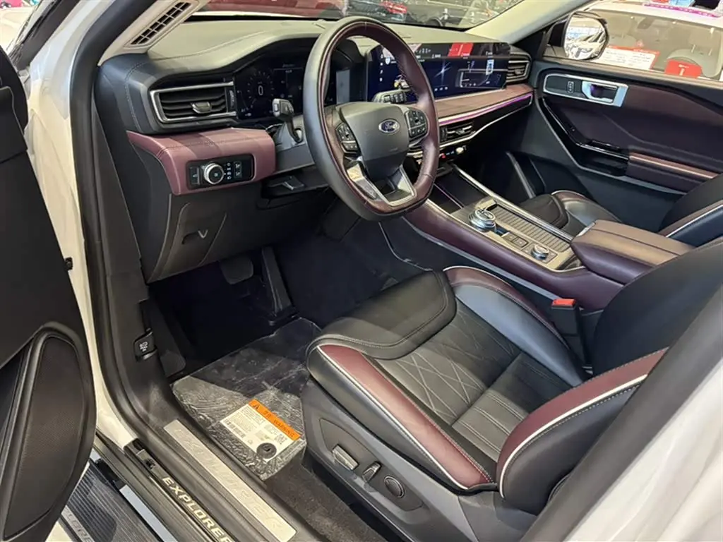 Ford Explorer 2023 — Photo 15/19