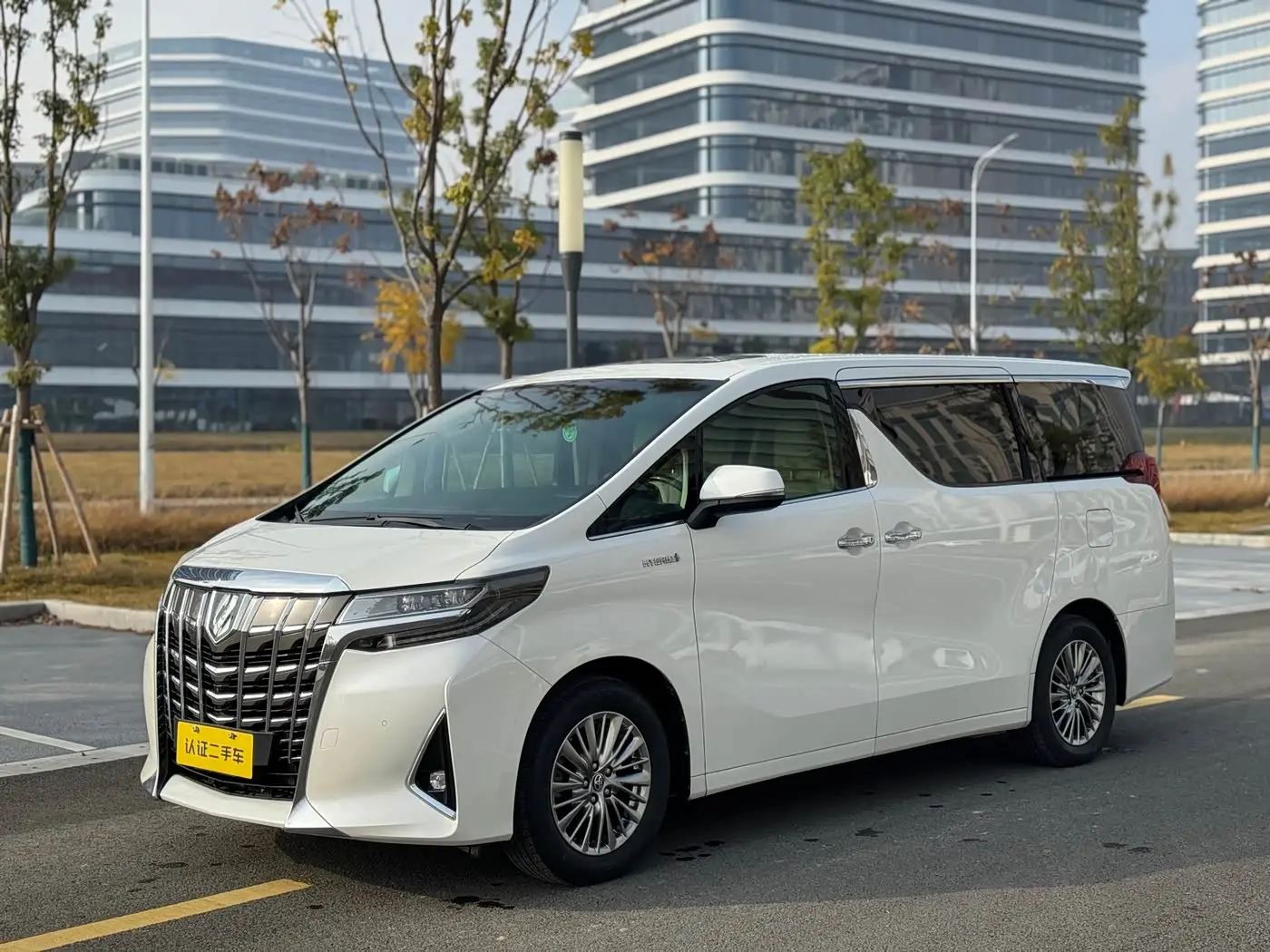 Toyota Alphard 2019 — Photo 2/18