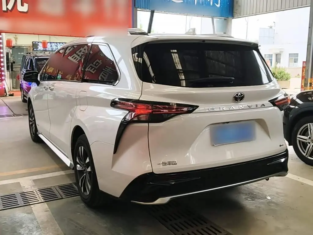 Toyota Granvia 2024 — Photo 5/20