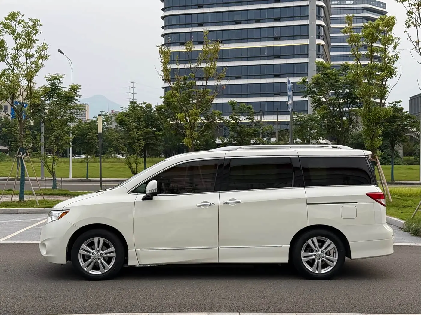 Nissan Quest 2017 — Photo 4/18