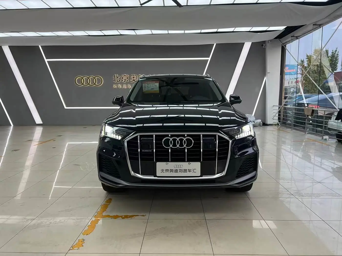 Audi Q7 2021 — Photo 1/19